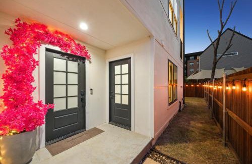 West Dallas Villa | Casa Verde Balcony Sleeps 10 4BR Free Prkg