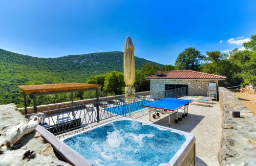 Novi Vinodolski Villa | Casa Verde with pool&whirpool by Villas Guide