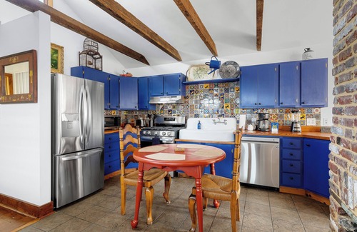 Cannonborough Elliotborough House | Casa Vieja-B: Sunny and Sleek 1BR