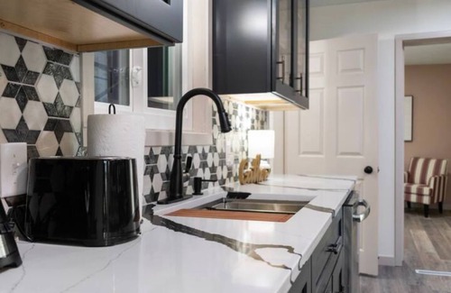 South Central Omaha House | Casa Westside a Homey Retreatn