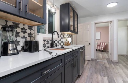 South Central Omaha House | Casa Westside a Homey Retreatn