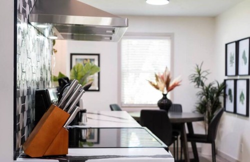 South Central Omaha House | Casa Westside a Homey Retreatn