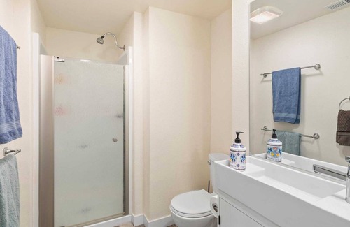Vancouver Heights House | Casa Yeye! Dual Office WFH! HUGE Yard! Mins ~ PDX!