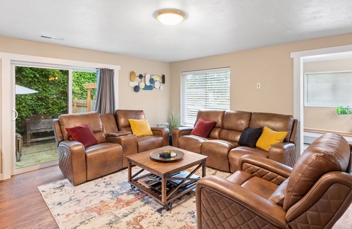 Vancouver Heights House | Casa Yeye! Dual Office WFH! HUGE Yard! Mins ~ PDX!