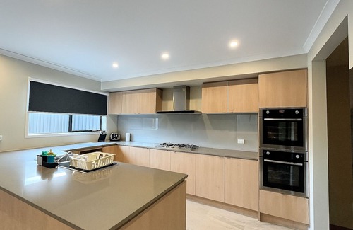 Mount Cottrell House | CasaAria: Spacious 4-bedroom house. Modern, Contemporary, Luxe Linens