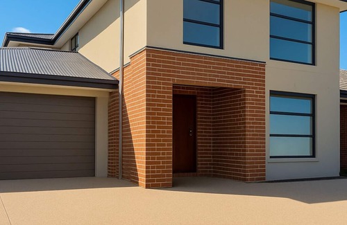 Mount Cottrell House | CasaAria: Spacious 4-bedroom house. Modern, Contemporary, Luxe Linens