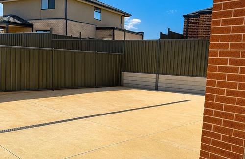 Mount Cottrell House | CasaAria: Spacious 4-bedroom house. Modern, Contemporary, Luxe Linens