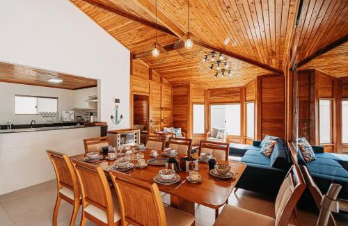 Anchieta House | casadecastelhanos, Quadra do MAR de CASTELHANOS, 4 suítes com AR, Churrasqueira, Piscina, Hidromassagem, Cozinha INTEGRADA GOURMET Ideal para FAMÍLIA E AMIGOS