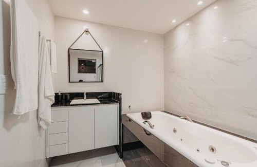 Anchieta House | casadecastelhanos, Quadra do MAR de CASTELHANOS, 4 suítes com AR, Churrasqueira, Piscina, Hidromassagem, Cozinha INTEGRADA GOURMET Ideal para FAMÍLIA E AMIGOS