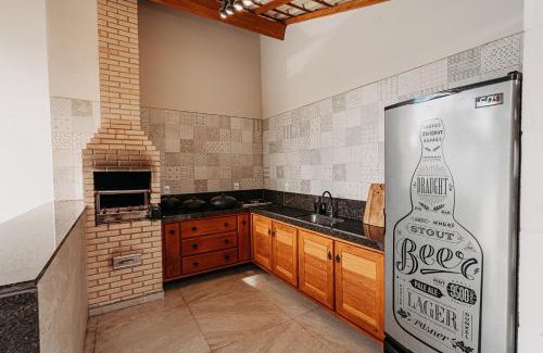 Anchieta House | casadecastelhanos, Quadra do MAR de CASTELHANOS, 4 suítes com AR, Churrasqueira, Piscina, Hidromassagem, Cozinha INTEGRADA GOURMET Ideal para FAMÍLIA E AMIGOS
