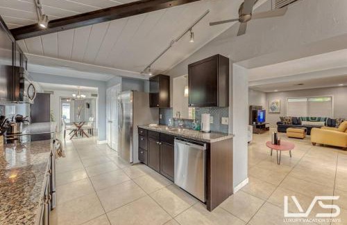 Poinsettia Heights House | CasaDelMar- Outdoor Oasis Heated Pool 5 Min 2 Beach