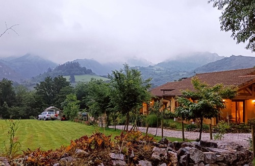 Peruyes Ski Chalet | Casas Rurales Entre Castaños. Asturias.2 Casas Entre el mar y la Montaña