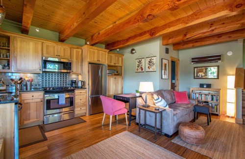 Cascade Locks Cottage | Cascade Locks Downtown Cottage, Sauna, Walk to Downtown, Dry Creek Trailhead