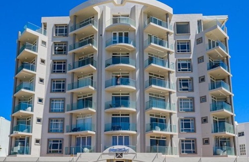 Pollok Beach Apartment | CASCADES 103