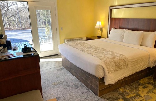 Bloomington Hotel | Cascades Inn