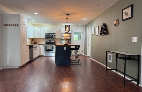 Randle House | Cascadia Basecamp | AC, pet friendly, close to town