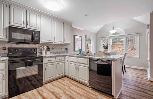 Clarkdale House | Cascading Meadows Retreat｜Pet-Friendly｜Garage Access｜Flex-Lease｜Study #42003