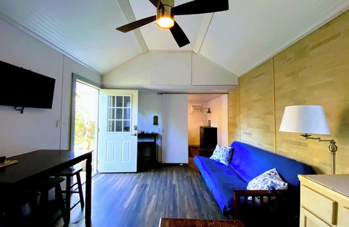 Fredericksburg Cabin | Case's Cabin - Cabin 2 - Farmhouse with covered patio