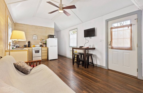 Fredericksburg Cabin | Case's Cabin - Cabin 2 - Farmhouse with covered patio