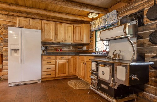 Stanley Cabin | Casino Pines - on the bank of the Salmon River!