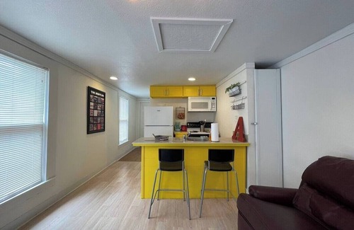 Northwest Los Angeles Heights House | Casita Arte in amazing San Antonio with AC, WiFi