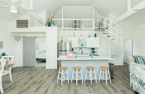 San Luis House | Casita at the Pass - Cute Beach Getaway, Filtered Views of Gulf and Bay!