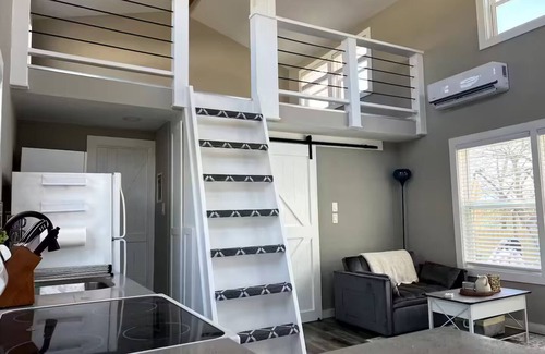 Tyler Cottage | CASITA BELLA: PRIVATE HOT-TUB, FIREPIT & GRILL.