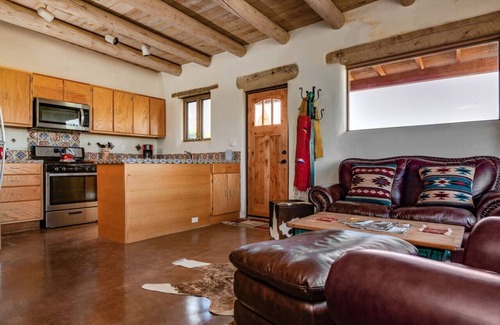 Arroyo Hondo RV Rental | Casita de Alfarero - A Peaceful Escape - New Hot Tub!
