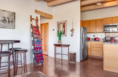 Arroyo Hondo RV Rental | Casita de Alfarero - A Peaceful Escape - New Hot Tub!