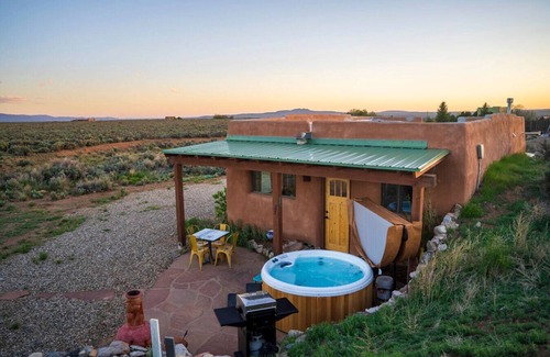 Arroyo Hondo RV Rental | Casita de Alfarero - A Peaceful Escape - New Hot Tub!