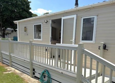 New Forest District House | Casita De Cuervo at Shorefield Park - WIFI - Pet Friendly - Passes Included