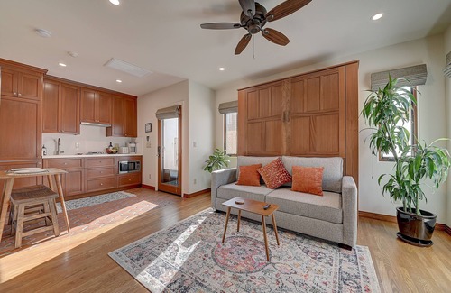 Belmont Shore Apartment | Casita Granada: Belmont Shore- steps to Second Street + 3 blocks to the beach