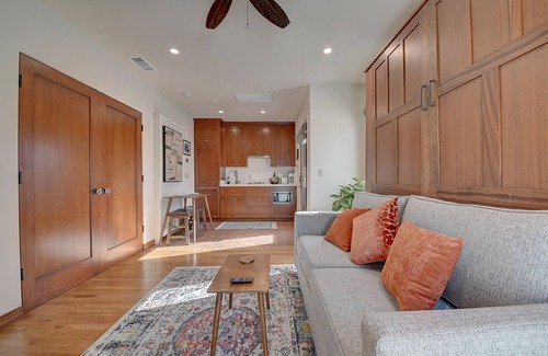 Belmont Shore Apartment | Casita Granada: Belmont Shore- steps to Second Street + 3 blocks to the beach