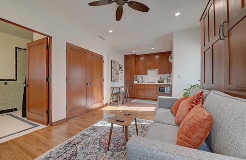 Belmont Shore Apartment | Casita Granada: Belmont Shore- steps to Second Street + 3 blocks to the beach