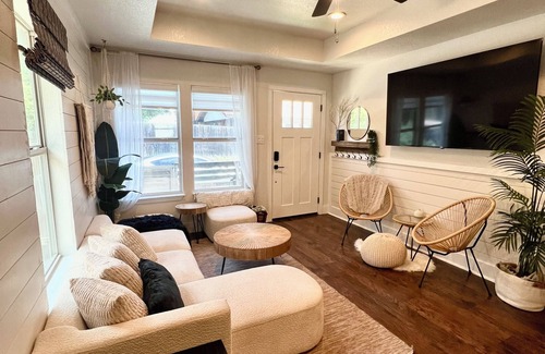 Alta Vista Cottage | Casita near Downtown including St. Mary’s, Pearl & Alamodome!