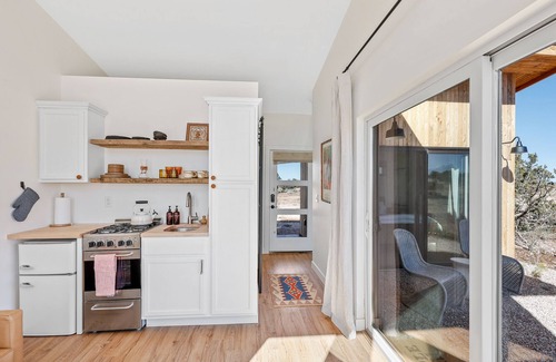 Valle Cabin | Casita Queen bed, private bath and kitchenette
