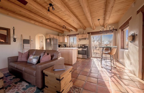 El Prado House | Casita Romantica~ Mountain Views~ Kiva Fireplace~ Hot Tub~ 8 mins to Plaza!