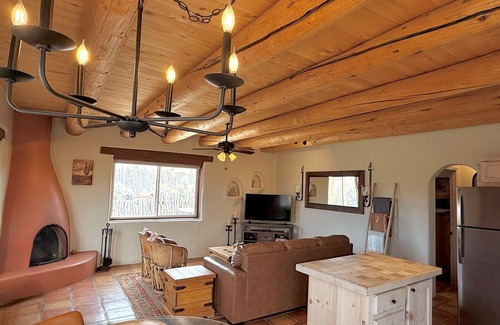 El Prado House | Casita Romantica~ Mountain Views~ Kiva Fireplace~ Hot Tub~ 8 mins to Plaza!
