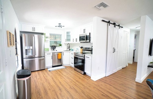 Sun Bay South House | Casita-Stylish Garden Home 5 Min to Bayshore water