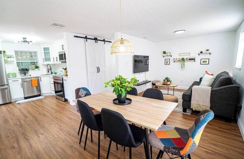 Sun Bay South House | Casita-Stylish Garden Home 5 Min to Bayshore water