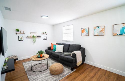 Sun Bay South House | Casita-stylish Garden Home 5 Min To Bayshore Water