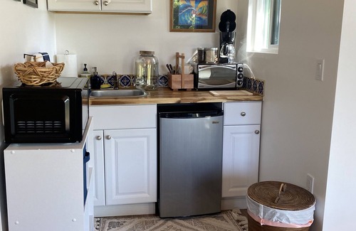 Vista Cottage | Casita w/Mountain Views, kitchenette, bathroom,queen bed, 20 min to the beach