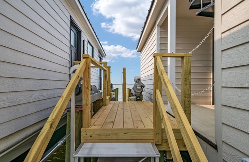 Kent Narrows Boat Rental | Cass-Away Luxury Houseboat