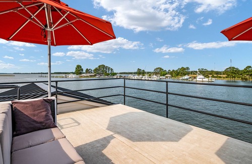 Kent Narrows Boat Rental | Cass-Away Luxury Houseboat