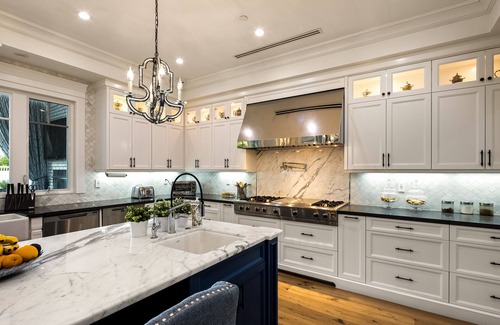Tarzana Villa | Cassandra