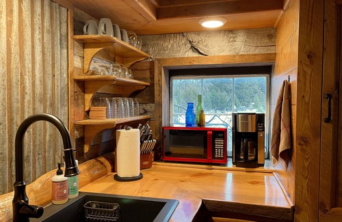 Hall Cabin | Cassidy Homestead Guest Cabin