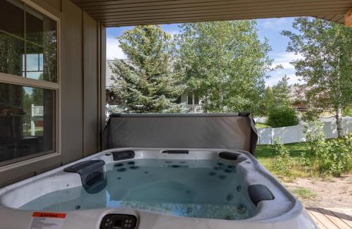 Island Park House | Cast Iron Moose by KABINO Hot Tub EV Charger Air Conditioning Fireplace Grill WiFi