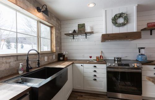Island Park House | Cast Iron Moose by KABINO Hot Tub EV Charger Air Conditioning Fireplace Grill WiFi