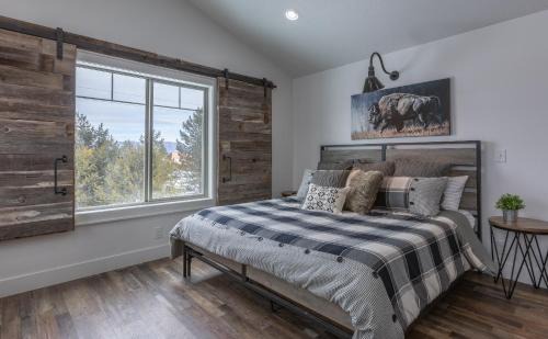 Island Park House | Cast Iron Moose by KABINO Hot Tub EV Charger Air Conditioning Fireplace Grill WiFi