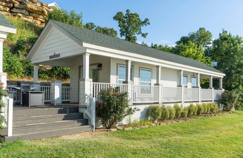 Sperry Cottage | Castaway at CrossTimbers Marina
